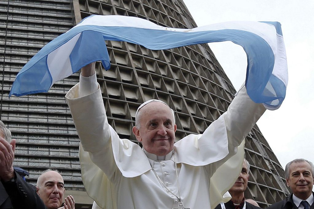 El Papa Francisco sostiene una bandera argentina frente a la Catedral Metropolitana de Río de Janeiro, Brasil, el 25 de julio de 2013. (AP)