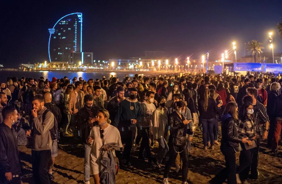 Gente hacinada en la playa de Barcelona, ​​España. Foto: AP