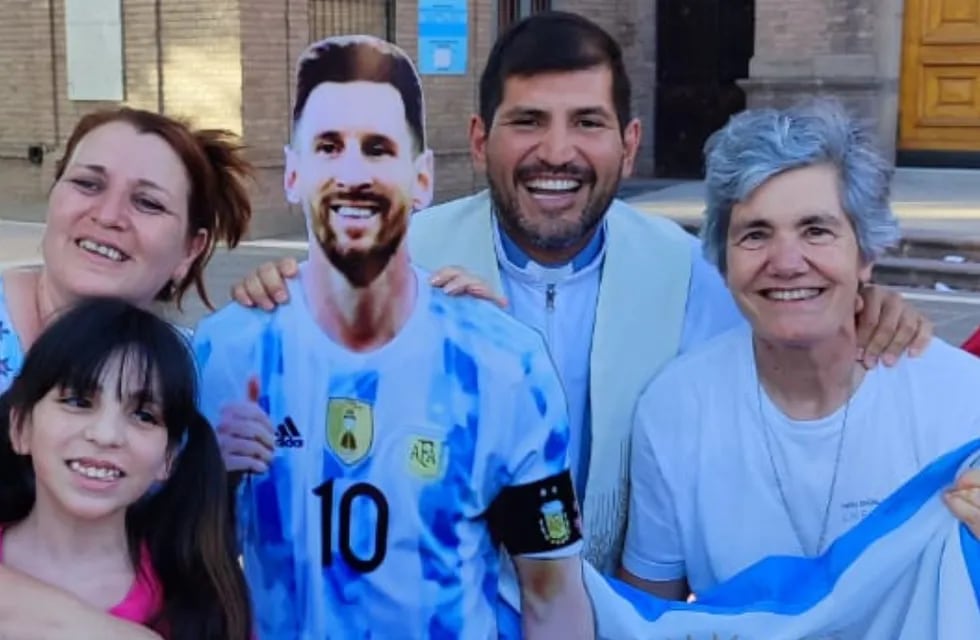 Quién es el cura de Mendoza que festejó un triunfo de Argentina con pasión y la escena recorrió el país. Foto: Gentileza Lucas Vilte.