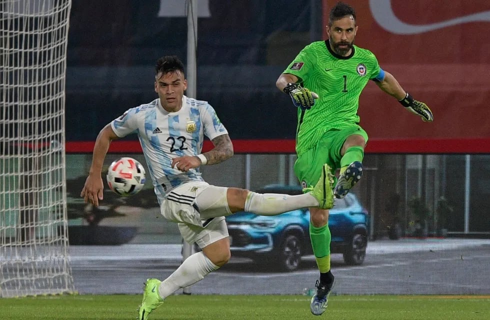 Lautaro Martínez tuvo dos chances muy claras ante Chile, pero las tiró afuera. / AFP