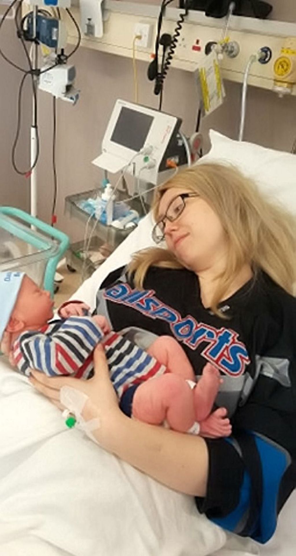 La mujer de 28 años experimentó dolores de estómago y minutos después dio a luz a un bebé. Foto Mirror.