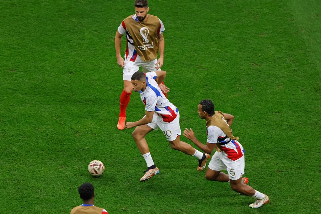 Kylian Mbappé golpeó por accidente a un hincha francés con un pelotazo. Foto: AFP