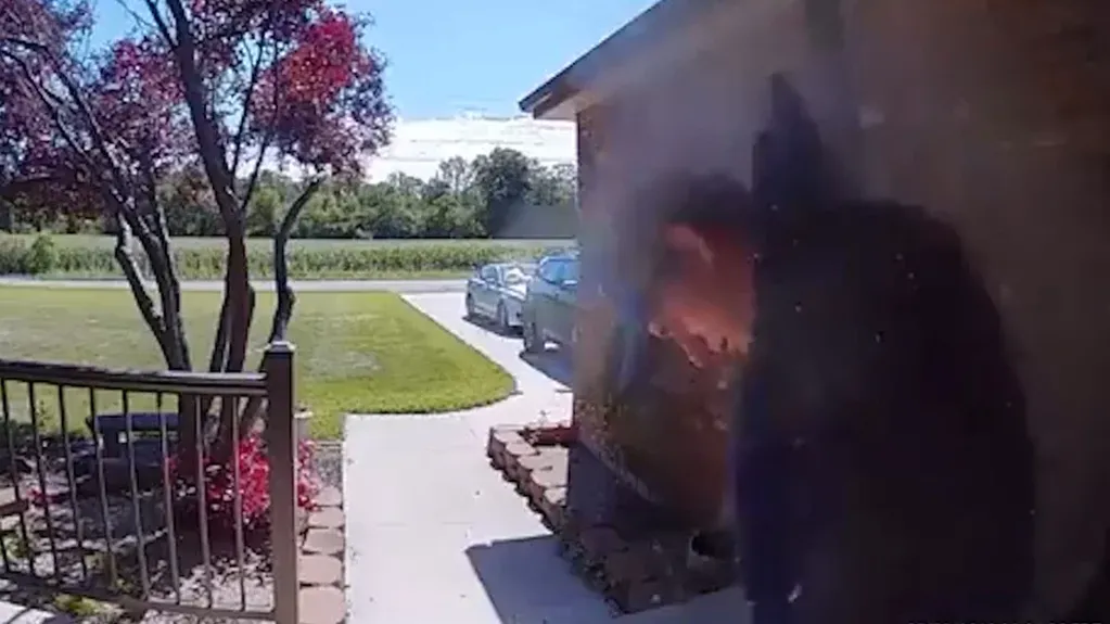 El padre abrió fuego antes que el ex novio entre a la casa. Foto: Web