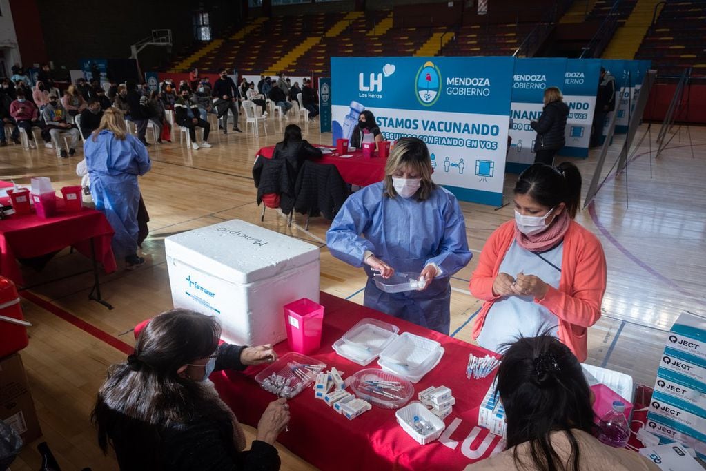 En Mendoza está abierta la vacunación para todos los mayores de 18 años. Hay 1,8 millones de personas en ese grupo, de las cuales 400.000 no se han vacunado aún.