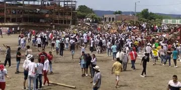Tragedia: se desplomó una tribuna en una plaza de toros en Colombia