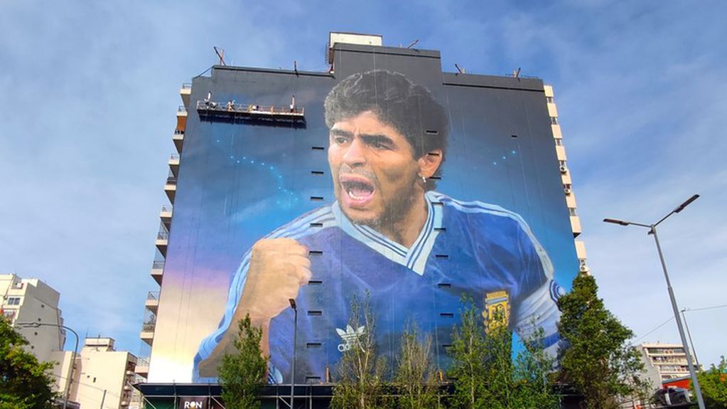 Este es el mural más grande del mundo en honor a Diego Armando Maradona.  Se inauguró el 30 de octubre del año pasado. Su autor fue Martín Ron.
