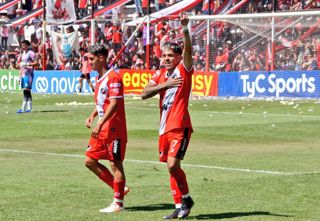 Agustín Manzur y Santi González (mano en alto) han sido jugadores claves en el Cruzado en los últimos partidos en el Torneo Reducido (Prensa Maipú)