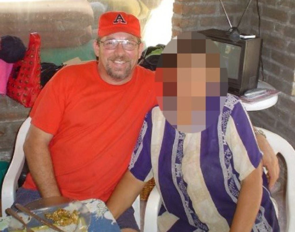 El carpintero en una foto familiar, Juan Carlos Moya tenía 62 años y vivía con su esposa y un hijo. 