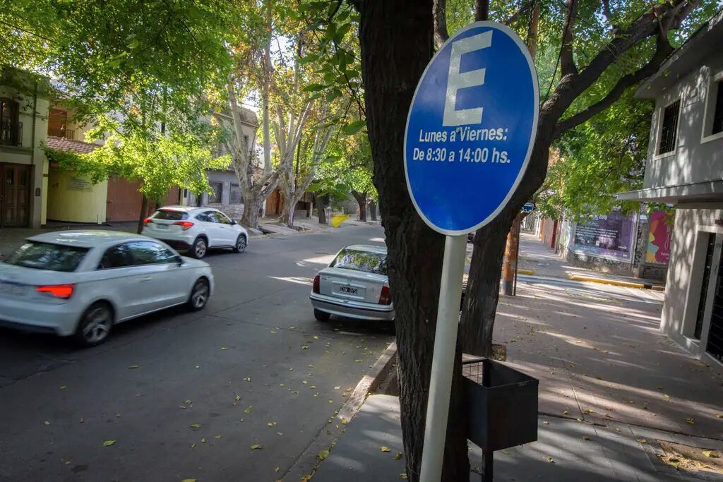 Estacionamiento medido en av. España de Yrigoyen a Santa Cruz. Ignacio Blanco / Los Andes