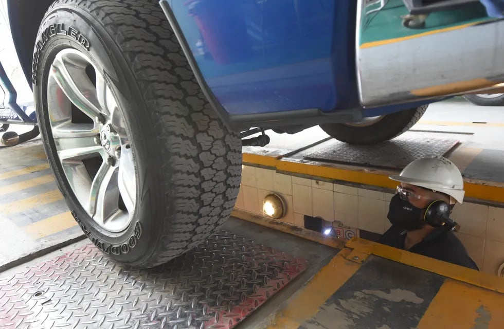 Seguridad. El chequeo del estado de los neumáticos es determinante a la hora de definir si un auto puede circular o no. Foto: José Gutiérrez / Los Andes.