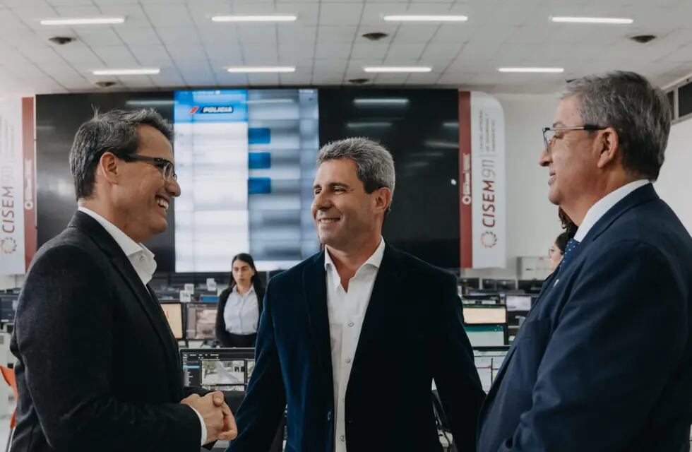 El gobernador Sergio Uñac, junto a Carlos Munisaga y el jefe de Policía, Luis Martínez, lanzaron la nueva app de averiguación de antecedentes en la sede del CISEM.