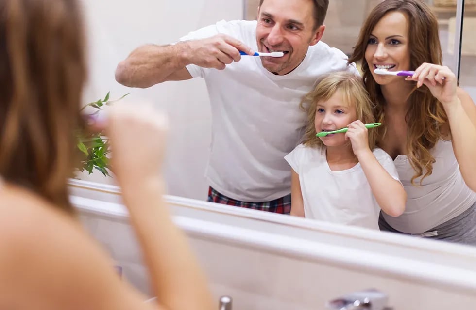 El 60% de las personas que se cepillan y usan hilo dental tienen problemas en su boca. Foto: Freepik / Aguas Cordobesas
