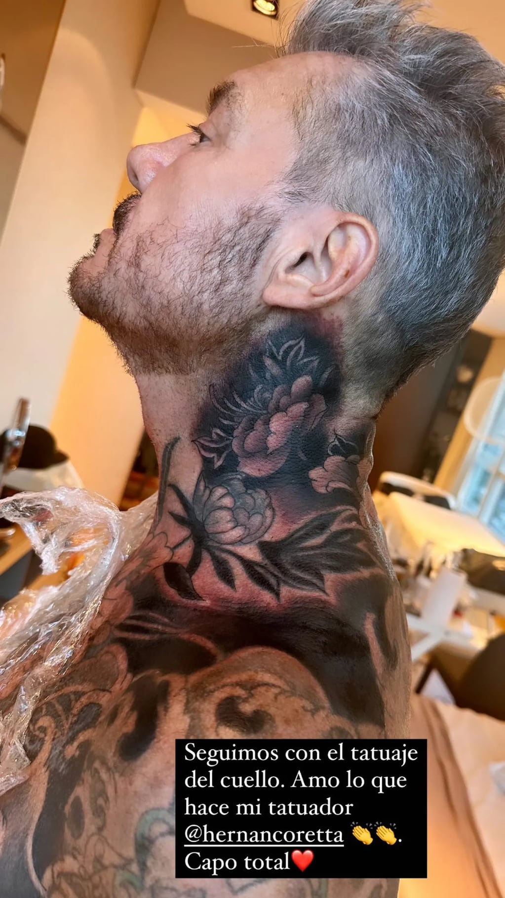 Así se hacía su nuevo tatuaje Marcelo Tinelli