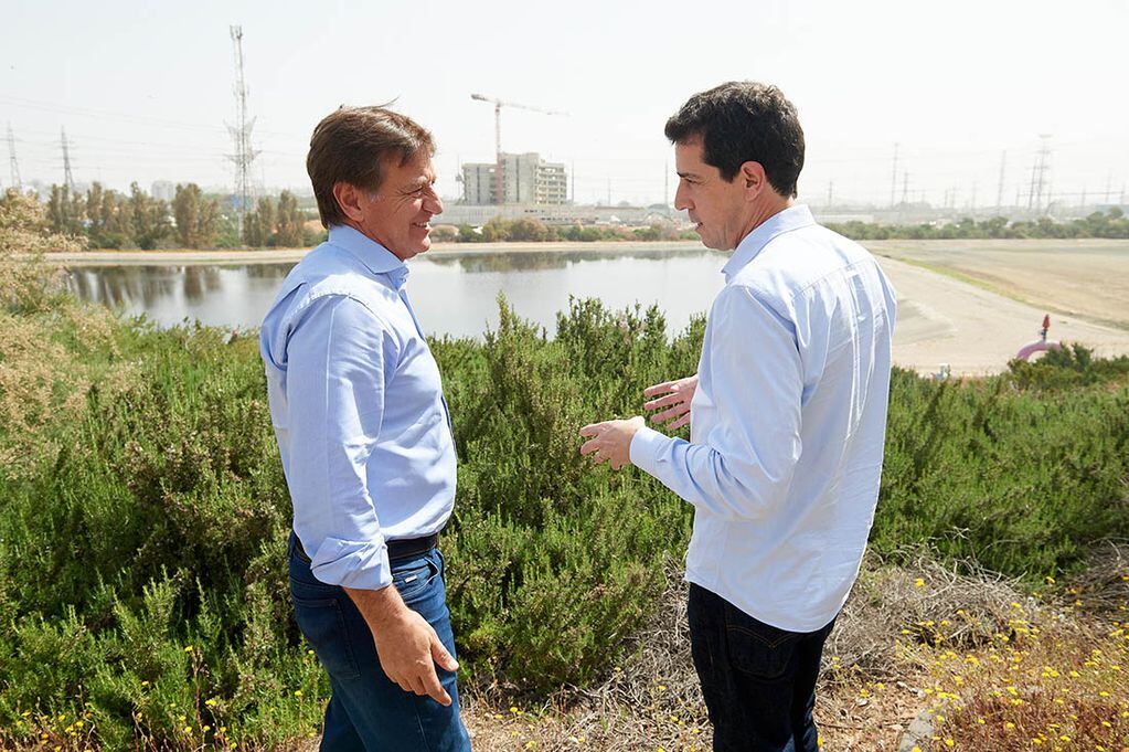 El gobernador Rodolfo Suárez junto al ministro del Interior Wado de Pedro en Israel en visitas a plantas de agua en Israel. 
