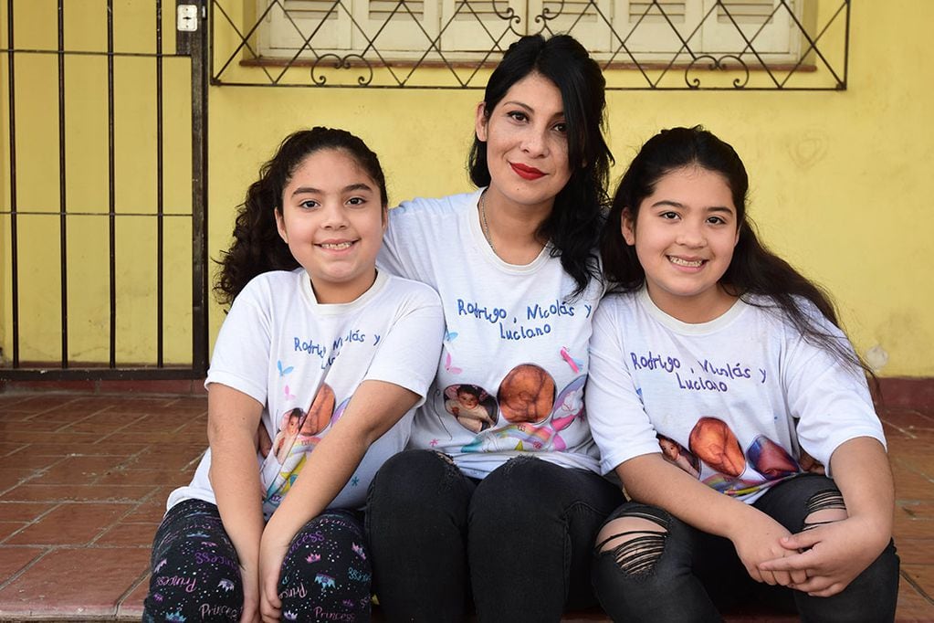 Fundación Luz del Cielo, Carla Barrera perdió tres de sus cinco hijos y ahora ayuda a otros padres a poder superar el dolor por la perdida. En la foto: Carla Barrera junto a sus hijas Lucía y Paula. 