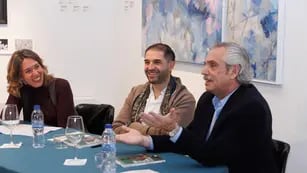 El expresidente Alberto Fernández, en Madrid, junto a la escritora Violeta Serrano (i) y el periodista Agustín Fontenla (EFE)
