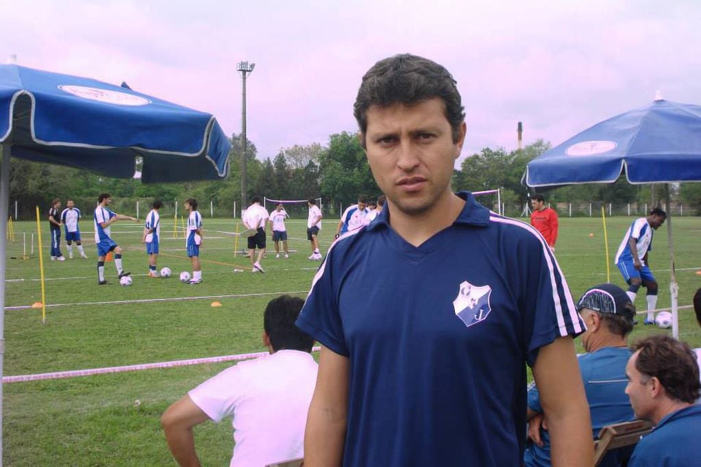 Flores jugó en la Liga Cordobesa y luego dirigió las inferiores de Paz Juniors. Más tarde sería ayudante de Bielsa. / Facebook 