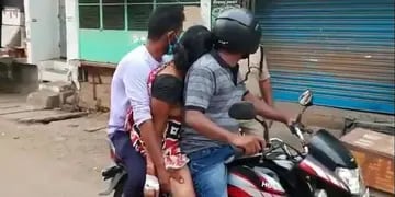 Llevaron el cuerpo de su madre en moto en la India