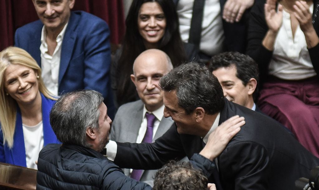Sergio Massa es saludado por Máximo Kirchner en la despedida de la Cámara de Diputados - Foto: Federico López Claro