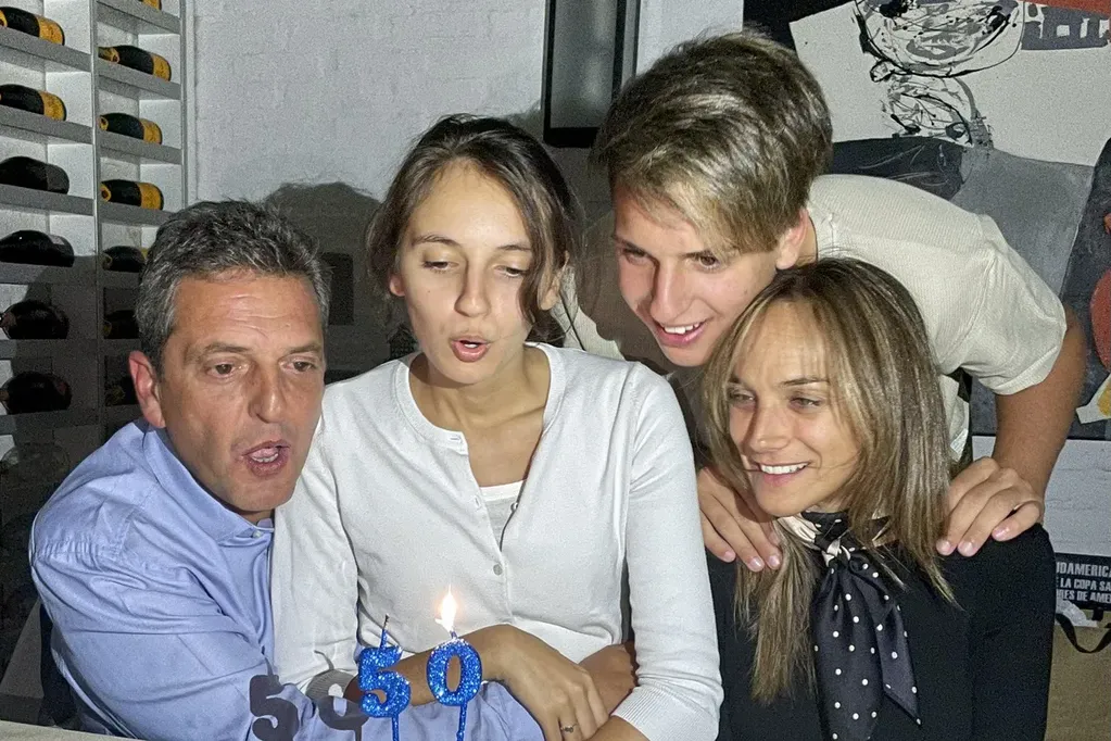 Sergio Massa y Malena Galmarini junto con sus hijos. Foto: Web