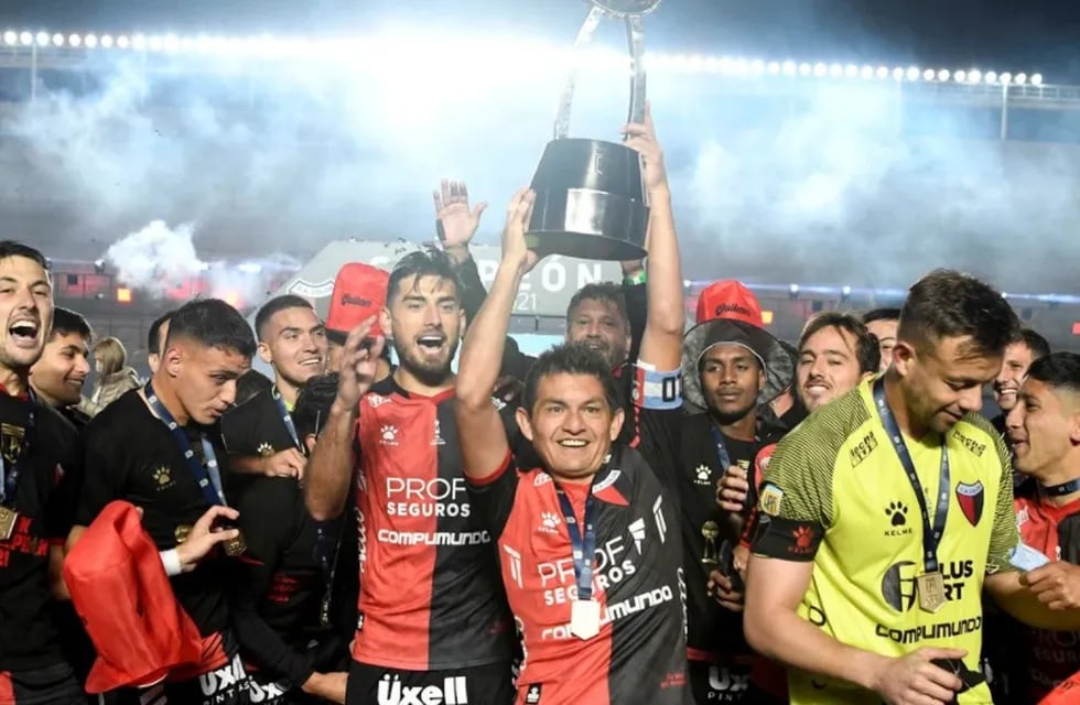 El Pulga Rodríguez levantando la copa de campeón