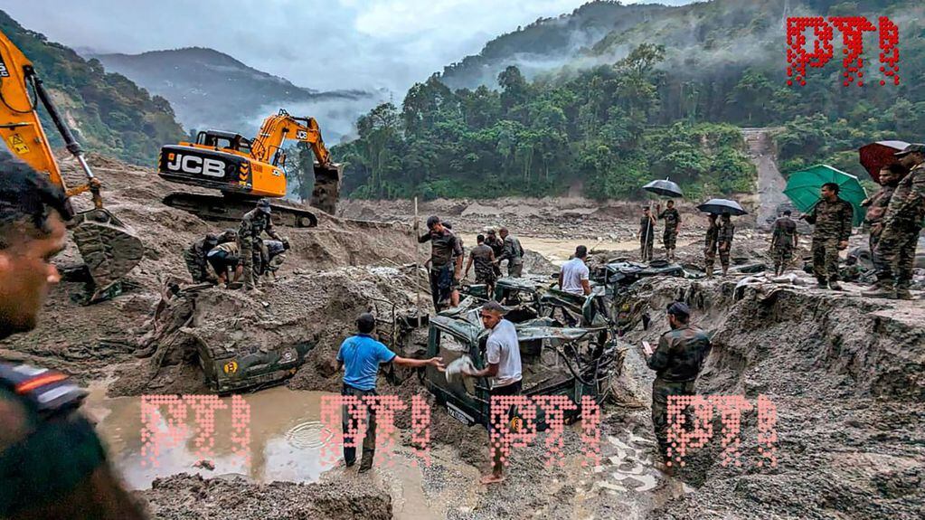 Los equipos de rescate continúan la búsqueda; 102 personas siguen desaparecidas tras las inundaciones repentinas de Sikkim. Foto: Press Trust of India.
