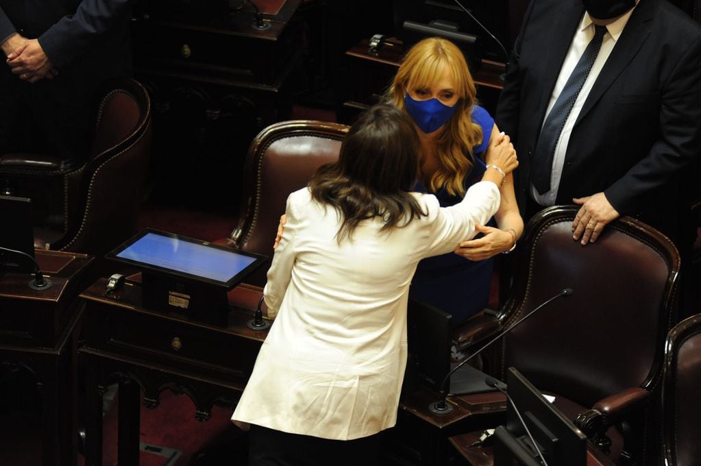 La senadora Mariana Juri (JxC) recibe el saludo de su colega Fernández Sagasti (FdT)