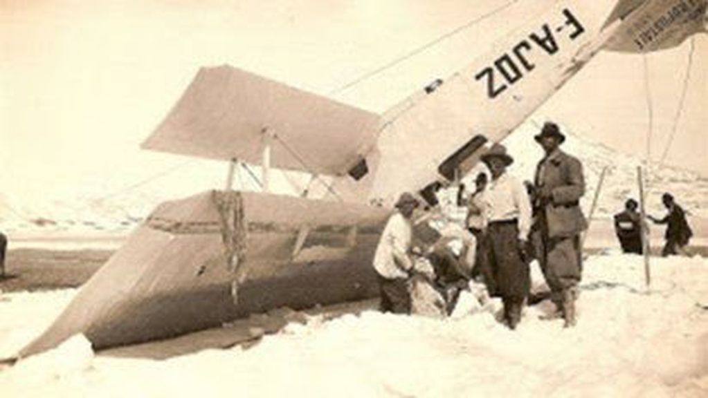 El avión de Guillaumet, que se estrelló el 13 de junio de 1930 en las inmediaciones de la Laguna del Diamante. Foto: Gentileza @torresmauri