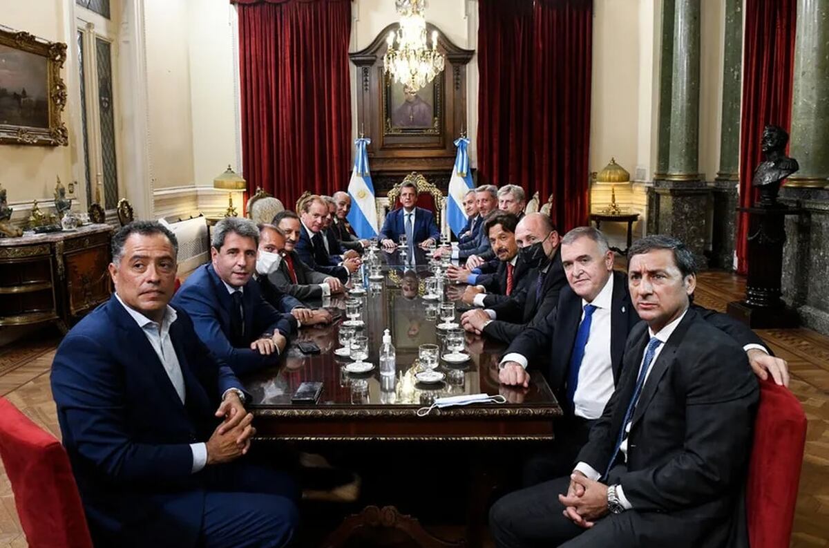 Sergio Massa junto a los gobernadores peronistas, en una reunión en la Cámara de Diputados. - Imagen de archivo.