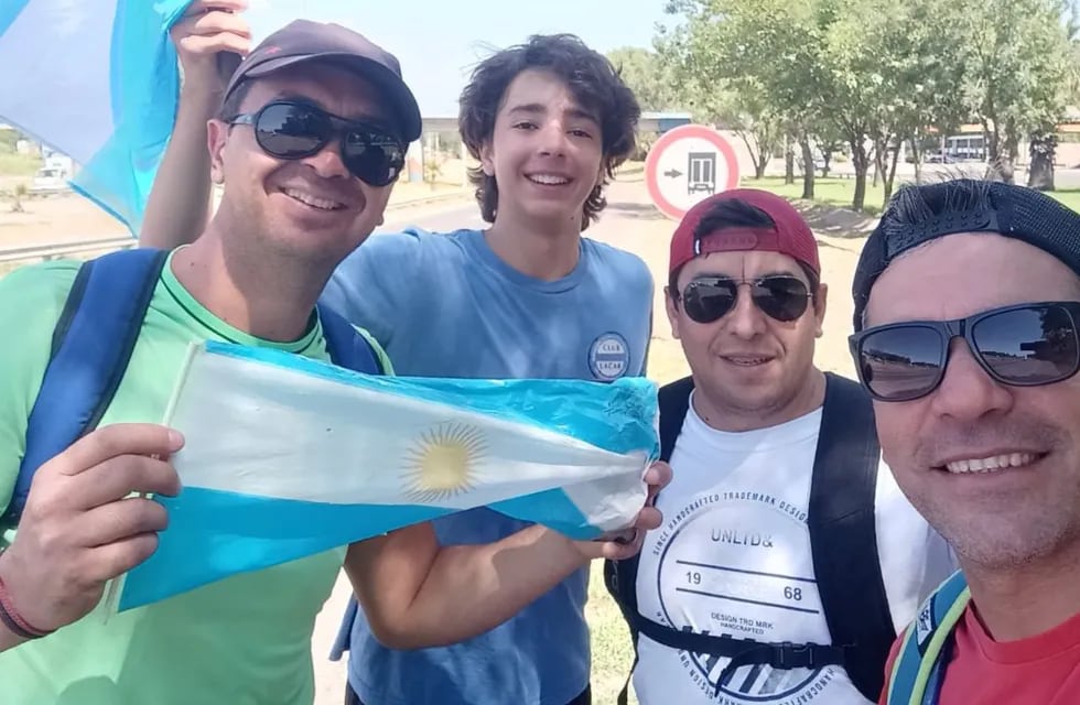 Un grupo de amigos prometió caminar 60 km si ganaba Argentina y hoy comenzaron el desafío.