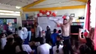 Un profesor bailó y se quitó la ropa frente a sus alumnos.