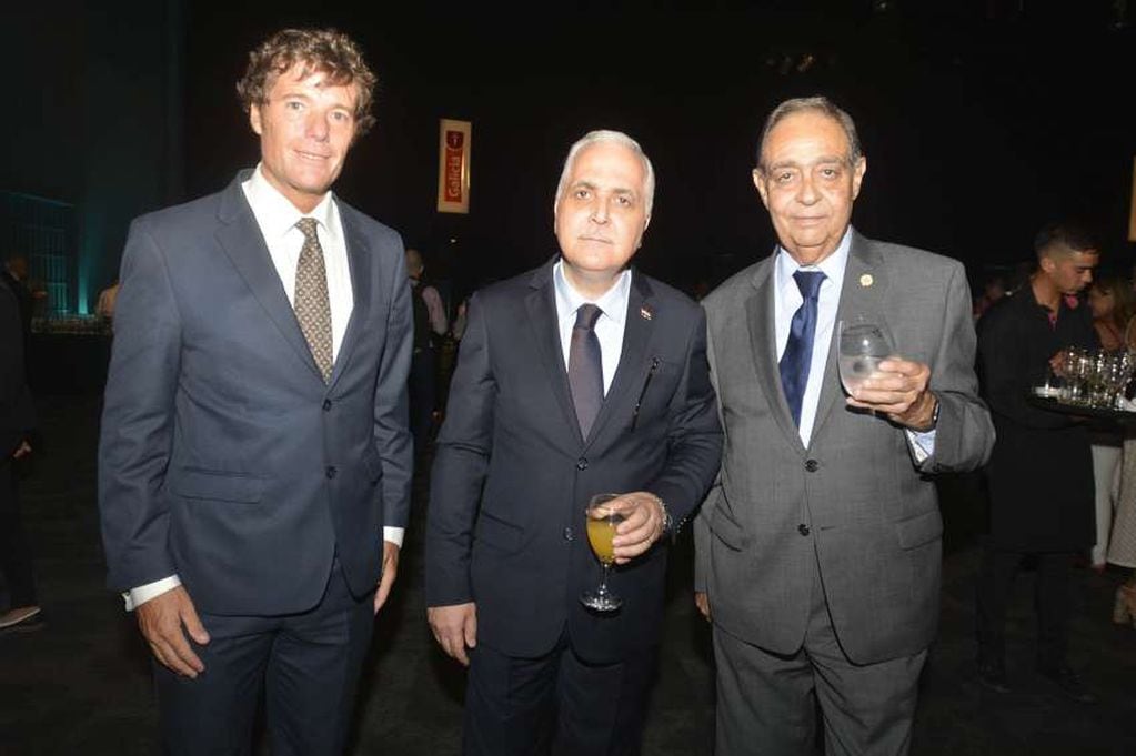 
Juan Schiappa (cónsul honorario de Portugal en Mendoza), Maher Mahfouz (embajador de Siria) y Mustafá Saada (cónsul honorario de Siria en Mendoza).  | Nicolás Rios / Los Andes
   