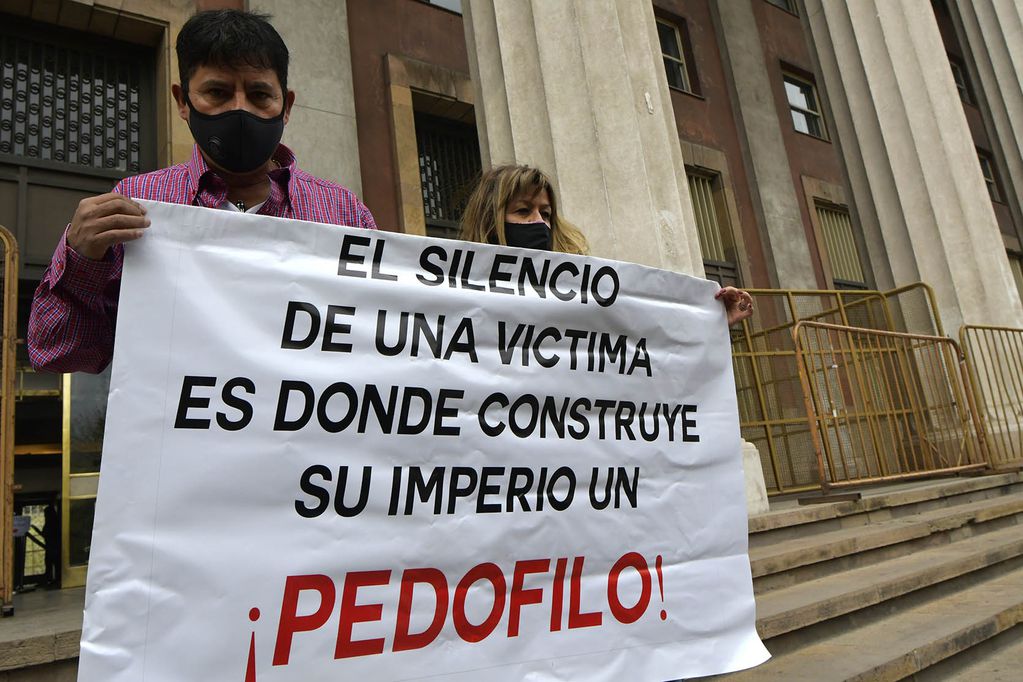 Familiares de víctimas del Instituto Próvolo en la puerta de los Tribunales de Mendoza. Foto: Orlando Pelichotti / Los Andes.