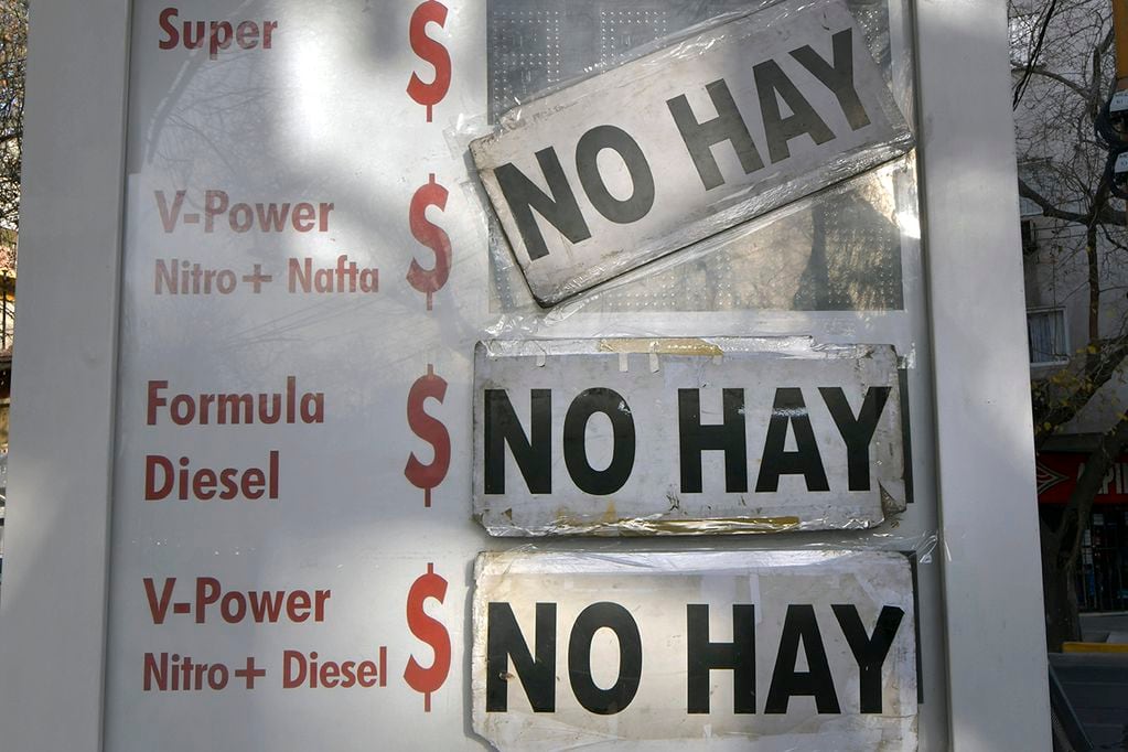Falta combustible en estaciones de servicio Shell - Foto: Orlando Pelichotti / Los Andse