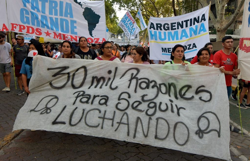 Multitudinaria marcha por el 24M en las calles mendocinas / Orlando Pelichotti.