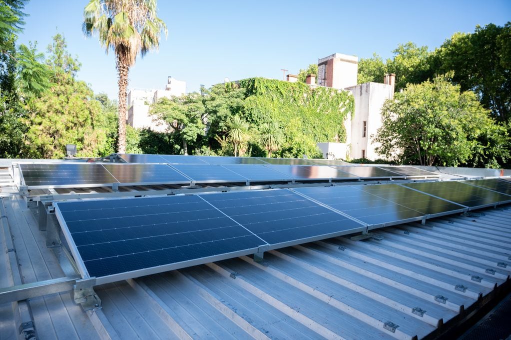 esta tecnología fotovoltaica  le permite generar el 30% de su consumo energético.