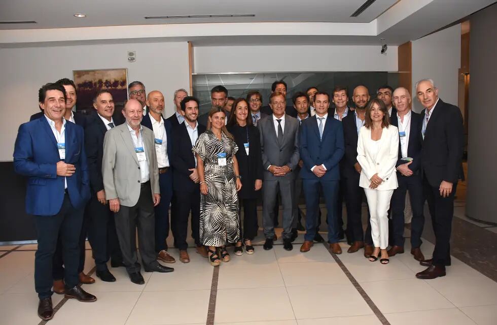 Los integrantes del Consejo Empresario Mendocino, junto a su presidente, Eduardo Pulenta, recibieron al gobernador Rodolfo Suarez para la apertura del 4° Foro de Inversiones y Negocios Mendoza.