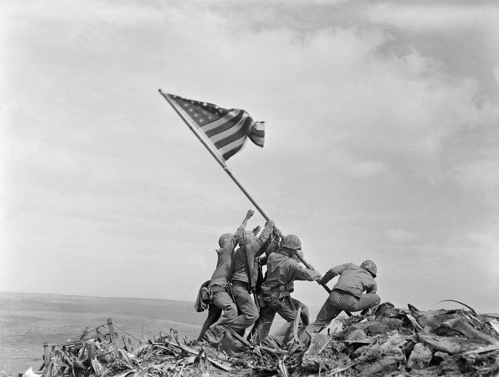 La famosa foto de el ejército estadounidense llegando a Iwo Jima, durante la Segunda Guerra Mundial.