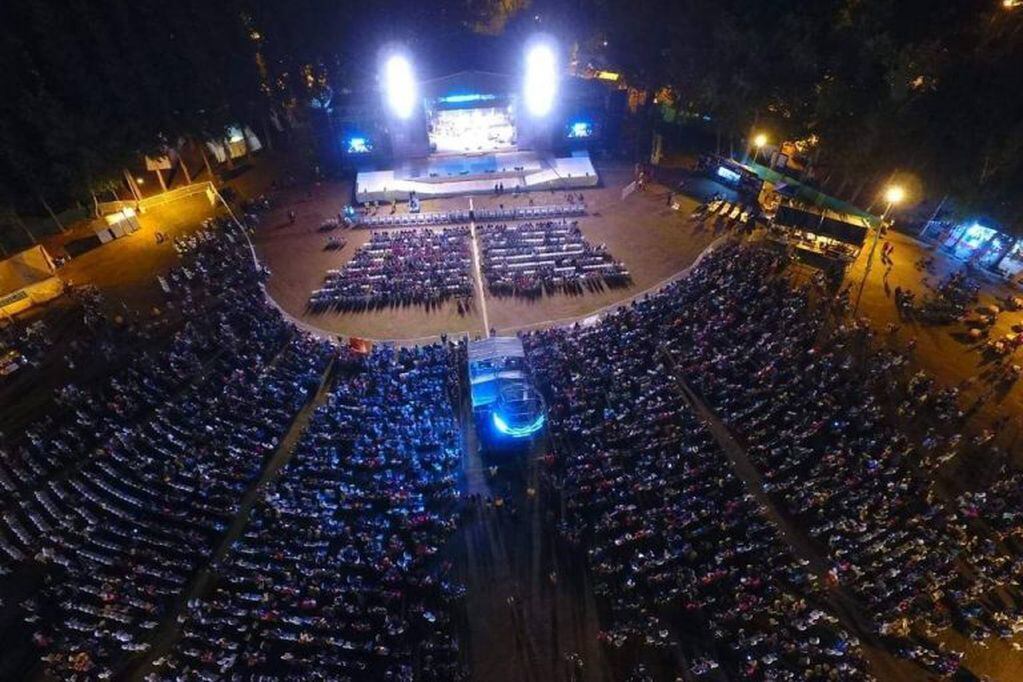 Los festivales reúnen a miles de personas de toda Mendoza, como en este caso el "Rivadavia le canta al país". Foto: Archivo