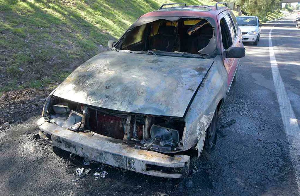 Un automóvil Ford Sierra, se incendió sobre Acceso Sur a metros de Acceso Este, en el departamento de Guaymallen. Foto: Orlando Pelichotti