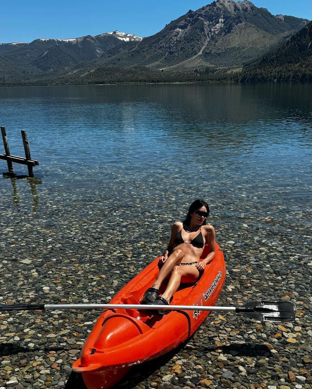 La actriz posó desde un kayak.