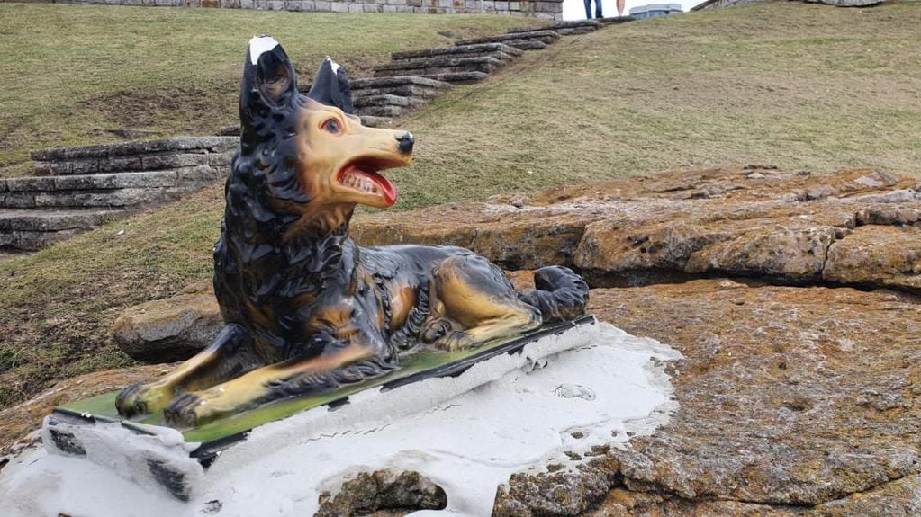 La escultura de un perro mirando al mar sorprendió a los turistas que llegaron por Semana Santa. Foto: Gentileza.