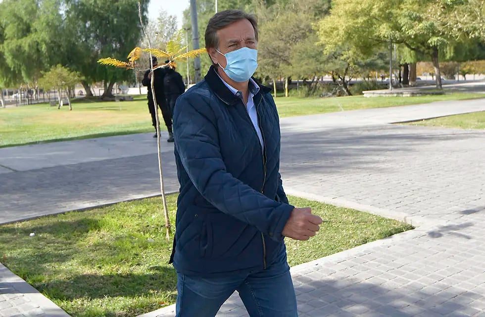 El Gobernador confía en lo que le dicen los sondeos: la buena imagen de su gestión, pese a la pandemia. Foto: Orlando Pelichotti / Los Andes