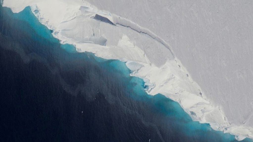 Una gigantesca cavidad, de 40 kilómetros cuadrados y 300 metros de altura, que crece en el fondo del glaciar Thwaites en la Antártida occidental