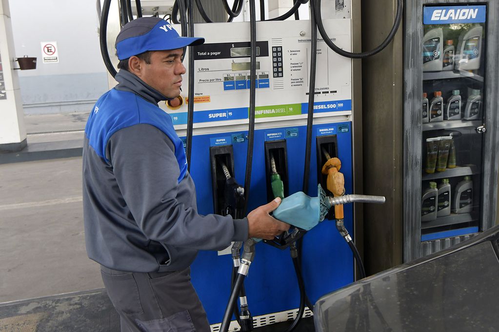 En combustibles de estaciones YPF hay ahorro pagando App YPF  - Foto: Orlando Pelichotti / Los Andes