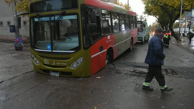 Un colectivo se "hundió" en el asfalto en Guaymallén, luego de que cediera por las lluvias.