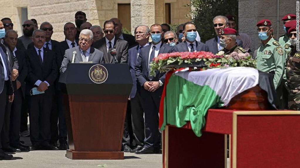 El presidente Mahmoud Abbas presente en el funeral de la periodista Shireen Abu Aklehas.