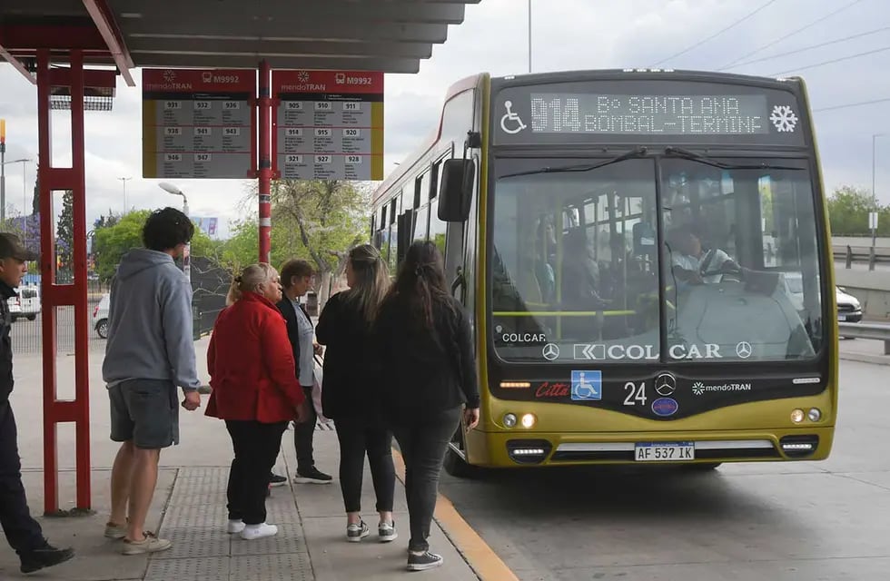 Diciembre arranca con un aumento del boleto de transporte público de pasajeros, entre otras subas. Foto: José Gutierrez / Los Andes