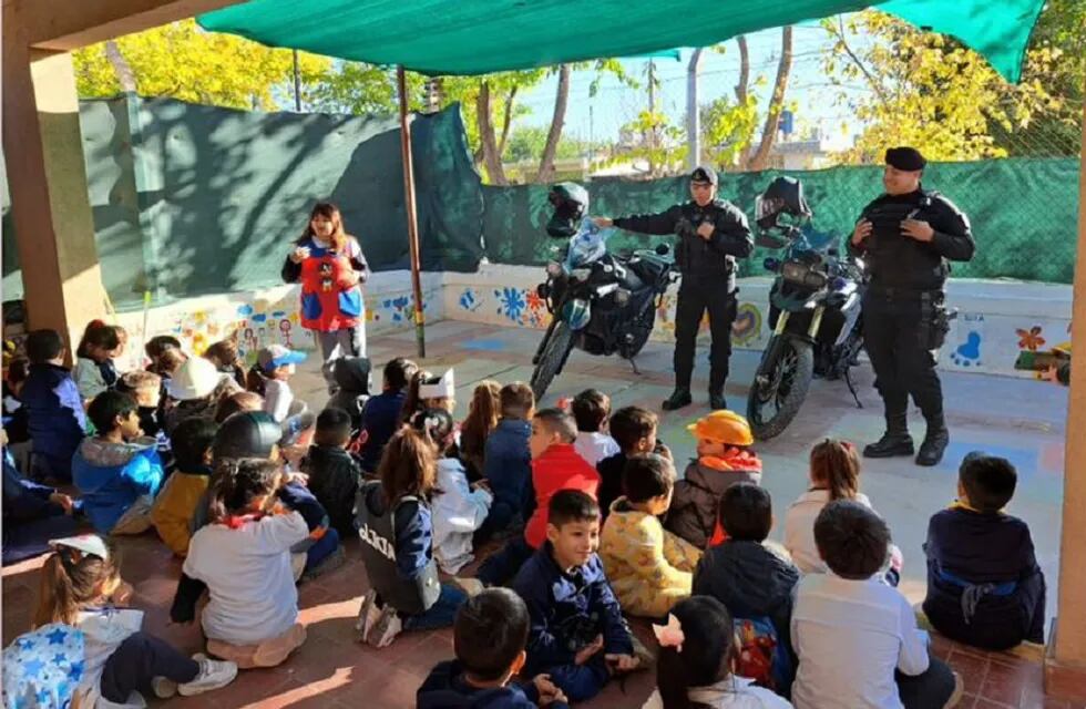 Policías de UMAR visitaron jardines maternales. | Foto: gentileza
