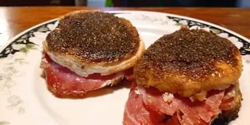 Tortitas negras rellenas con jamón cocido: la receta que abrió un nuevo debate en Twitter